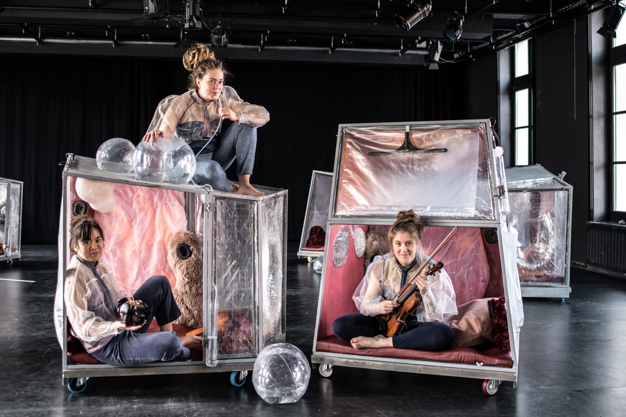 Theater De Spiegel brengt ‘OORT’ voor de allerkleinsten. ‘Deze ervaringen zitten wel degelijk al ergens op onze printplaat.’ Beeld Tine Schoemaker