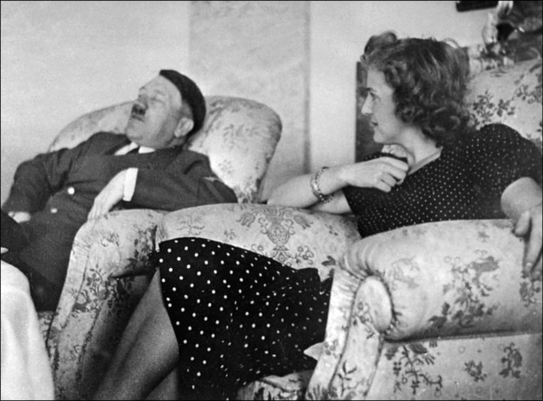 Een foto van Hitler en Braun uit 1933. Beeld World History Archive