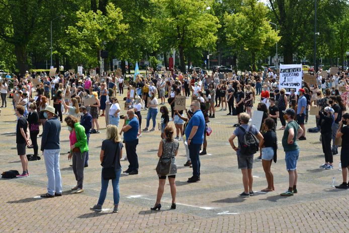 BREDA - De deelnemers aan de Black Lives Matter-demonstratie houden keurig afstand op het Chasséveld in Breda.
