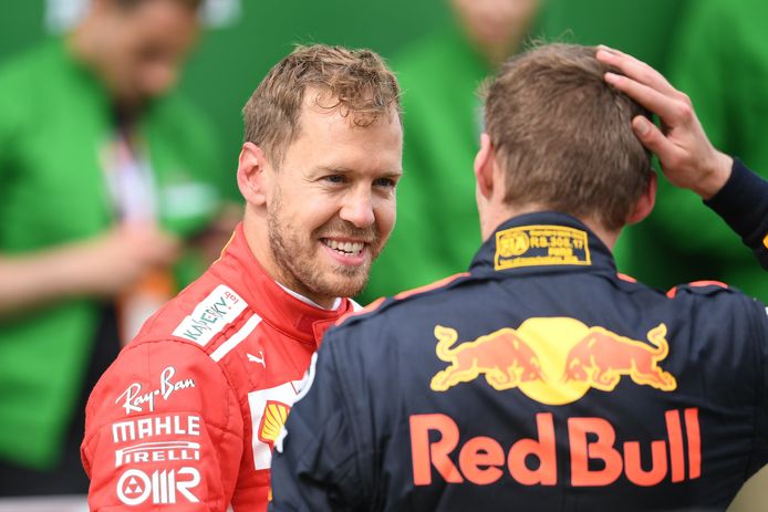Sebastian Vettel in gesprek met Max Verstappen.