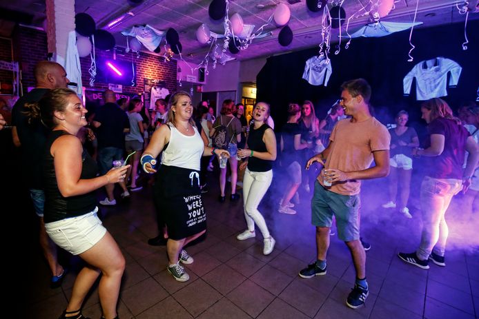 Slotfeest van het voetbalseizoen bij vv Maarssen . Leden van de vrouwen en herenteams op de dansvloer.