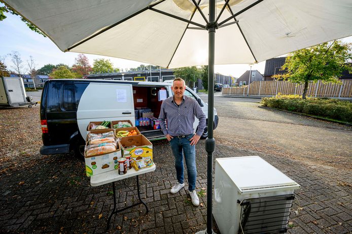 Seine Braakman van Doors Wide Open bij zijn Food Bus. Een mobiele mini-supermarkt waar mensen die het financieel moeilijk hebben gratis en anoniem boodschappen kunnen doen.