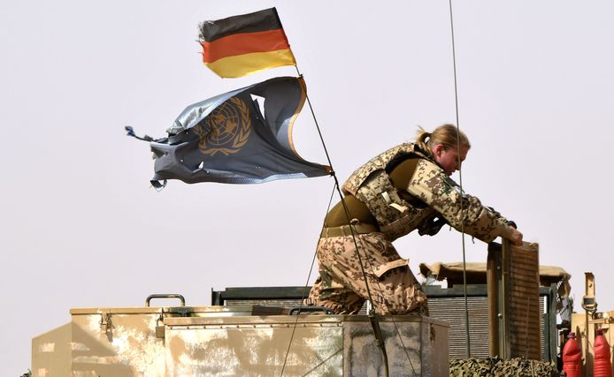 Een Duitse soldaat van het parachutistendetachement van Minusma zoekt naar een IED (geïmproviseerd explosief) tijdens een patrouille op de route van Gao naar Gossi.