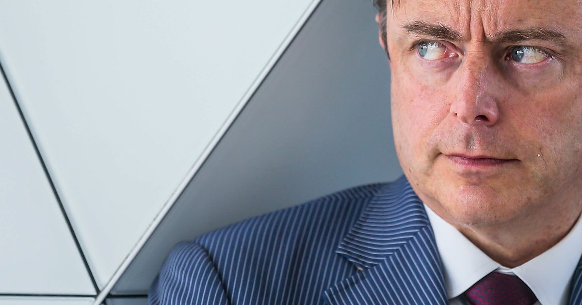De Wever: "Beperk niet het aantal mandaten, maar wel het loon"