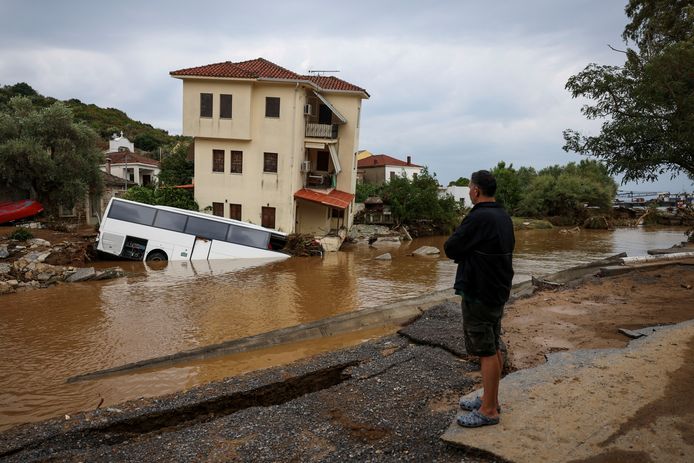 Autobus mezzo sommerso a Platanias.