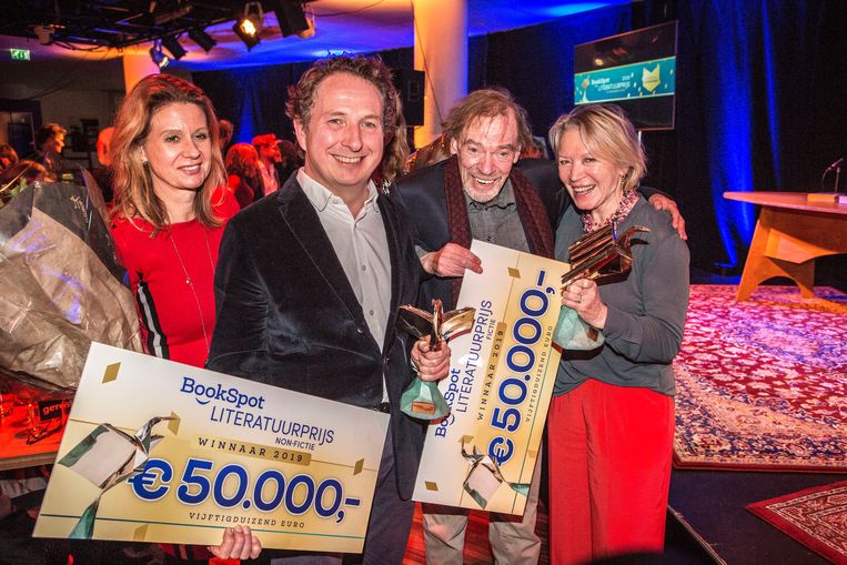 Winnaars van de BookSpot Literatuurprijs, donderdagavond in de Centrale ­Bi­bliotheek in Den Haag. Links Sjeng Scheijen, rechts Wessel te Gussinklo. Naast hem ­juryvoorzitter Winnie Sorgdrager. 	
 Beeld Arie Kievit