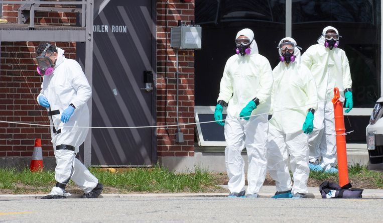 Een ontsmettingsteam aan het werk in Massachusetts.  Beeld EPA