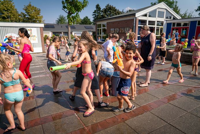 Kinderen zullen zich later de eindeloze watergevechten op school - zoals hier Zetten - in de hete zomer van 2019 herinneren.  Er waren dit jaar 25 zomerse dagen en 11 tropische dagen
