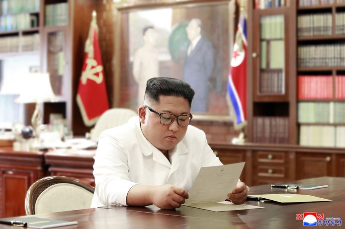 Deze foto werd vrijgegeven door het Noord-Koreaanse staatsagentschap KCNA. Op de foto leest de Noord-Koreaanse dictator volgens het persbureau de brief van Trump.