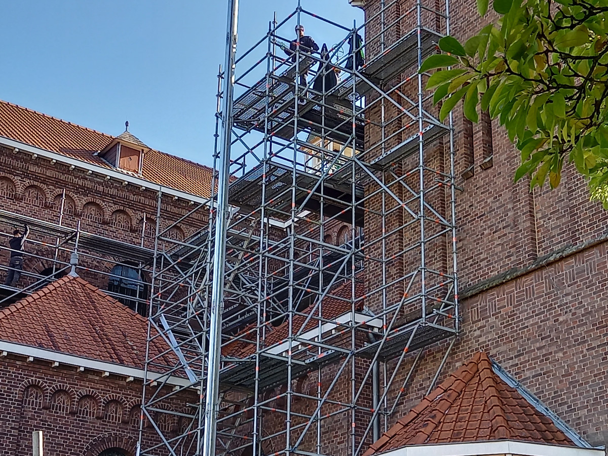 De steigers die al opgebouwd waren bij de Groesbeekse kerk, worden weer afgebroken.