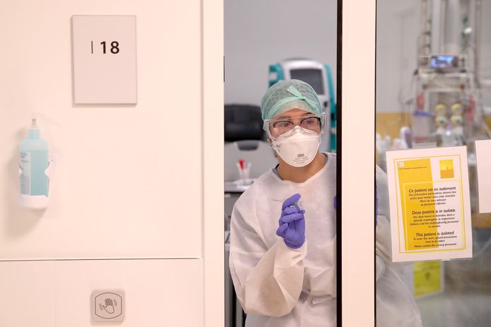 Actuellement, 555 personnes atteintes du Covid-19 se trouvent dans les hôpitaux (-32%) dont 236 en soins intensifs (-22%).