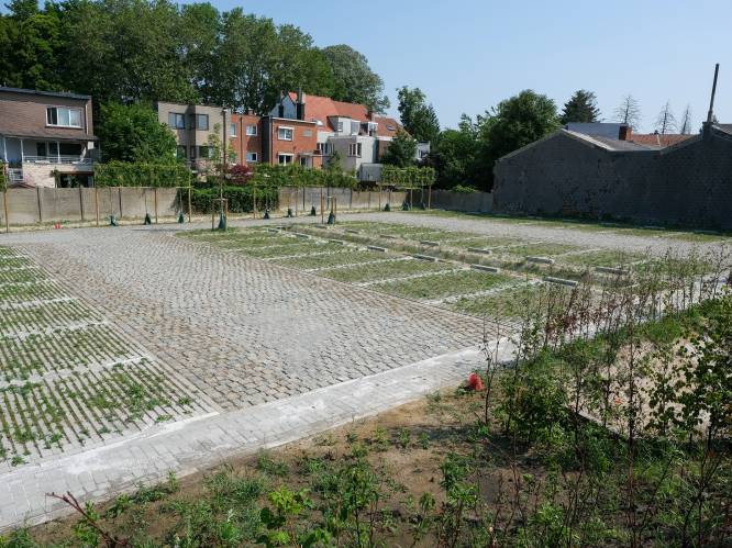 Bijna drie jaar na start werken, is nieuwe parking aan station zo goed als klaar