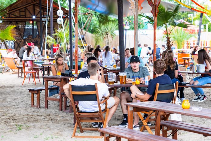 Donderdagmiddag konden de strandgangers weer terecht bij Beachy. Eerder dicht jaar moest het strand dicht van de gemeente. Na een rechtszaak mocht het toch open.