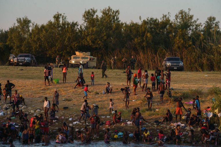 Haïtianen aan de Amerikaanse kant van de rivier de Rio Grande, gezien vanuit Mexico. Beeld AFP