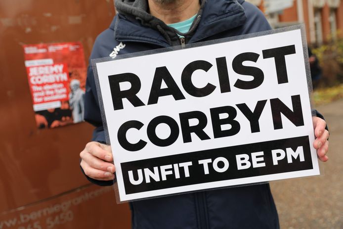 Anti-Labour-activisten voeren dezer dagen campagne tegen Corbyn en diens aanpak van het antisemitisme in de partij.