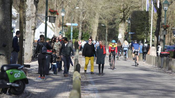 Voorjaarszonnetje lokt wandelaars naar buiten, parkeerplaats Lage Vuursche tijdelijk dicht