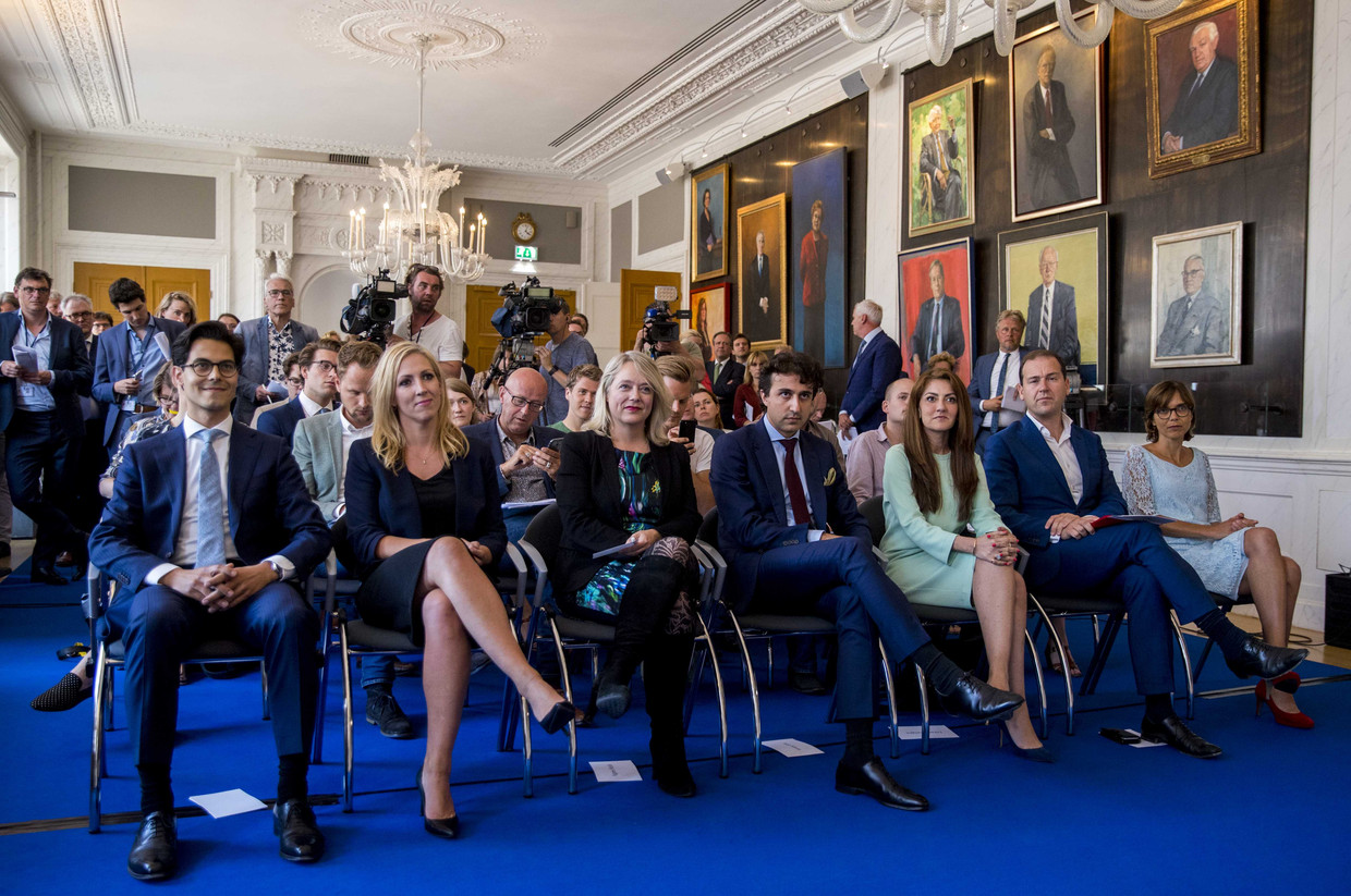 In de Tweede Kamer wordt de Klimaatwet gepresenteerd waar door zeven fracties (GroenLinks, VVD, PvdA, CDA, SP D66 en de Christenunie) aan gewerkt is. De twee initiatiefnemers zijn GroenLinks-fractievoorzitter Klaver en PvdA-leider Asscher. Beeld ANP