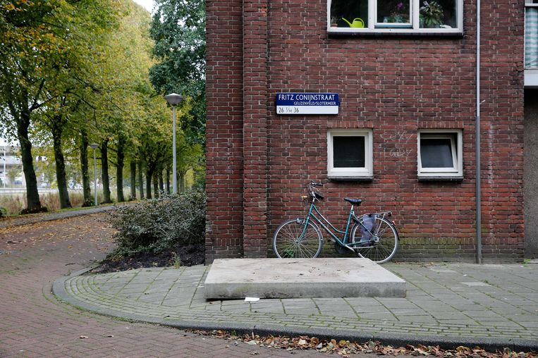 Een betonnen plaat dekt de ondergrondse vuilcontainer in de Amsterdamse Fritz Conijnstraat af waar een pasgeboren baby in werd gevonden. Beeld anp