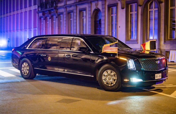 De Amerikaanse president Biden komt aan bij de Amerikaanse ambassade in Brussel, woensdagavond.