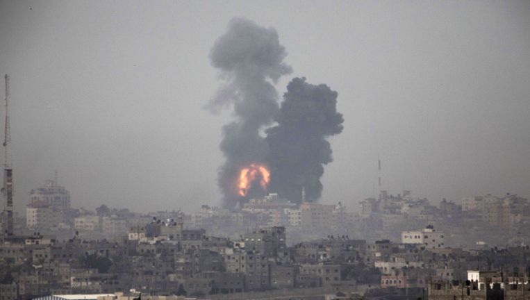 Rookt stijgt op boven de Gaza-strook. Beeld AFP
