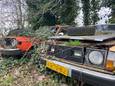 Rij je vanuit de Westkade de Zandstraat in, zie je aan weerszijden de oude auto's van Roman Hemelsoet. Sommige staan er al heel lang.