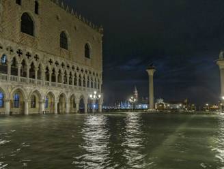 Pleinen en straten staan blank in Venetië door zware neerslag