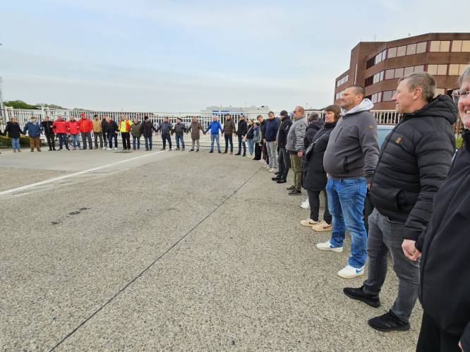 Ex-werknemers en sympathisanten vormen een mensenketting aan de poorten van Van Hool als steun