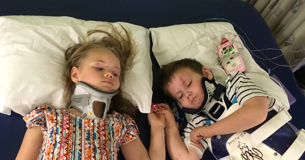 Broer en zus hand in hand bij weerzien na ongeluk dat hun ouders doodde.