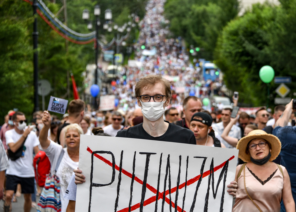Duizenden mensen doen elke zaterdag mee aan het protest in de straten van Chabarovsk. Beeld AP
