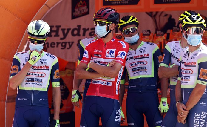 Rein Taaramäe in de rode leiderstrui voor de start van de vijfde etappe in de Vuelta.