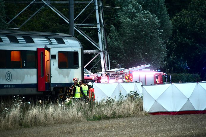 In Vlamertinge werd aan de overweg langs de Poperingseweg een auto gegrepen door een trein. Daarbij viel een dodelijk slachtoffer te betreuren.