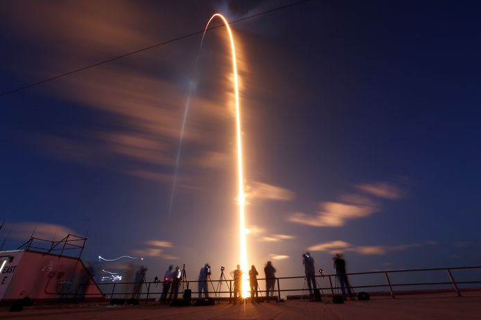 Ruimtevaartuig Inspiration4 van SpaceX tijdens de lancering.