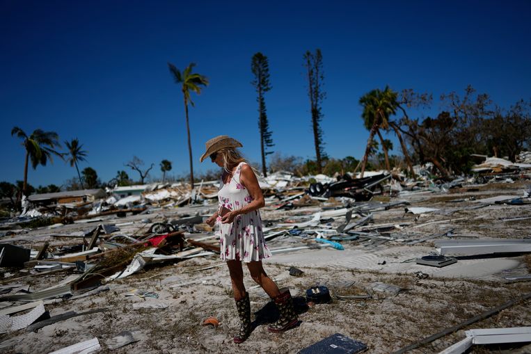 Een vrouw zoekt naar haar bezitingen nadat haar stacaravan werd verwoest door orkaan Ian in Fort Myers Beach, Florida. (30/09/22) Beeld AP