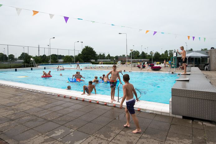 Een nieuw evenement in zwembad van Nieuwleusen (hier op archiefbeeld) behoort tot de mogelijkheden meer inkomsten binnen te krijgen.