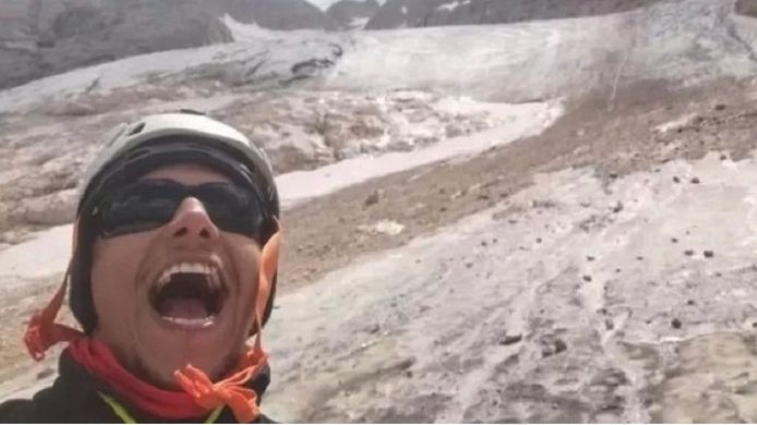 Autoritratto di Filippo Bari, poi morto in una valanga su un ghiacciaio delle Dolomiti italiane.