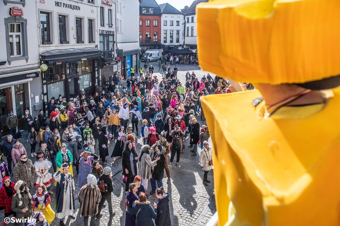 Ajuinworp met prins Sjalen op deGrote Markt van Aalst