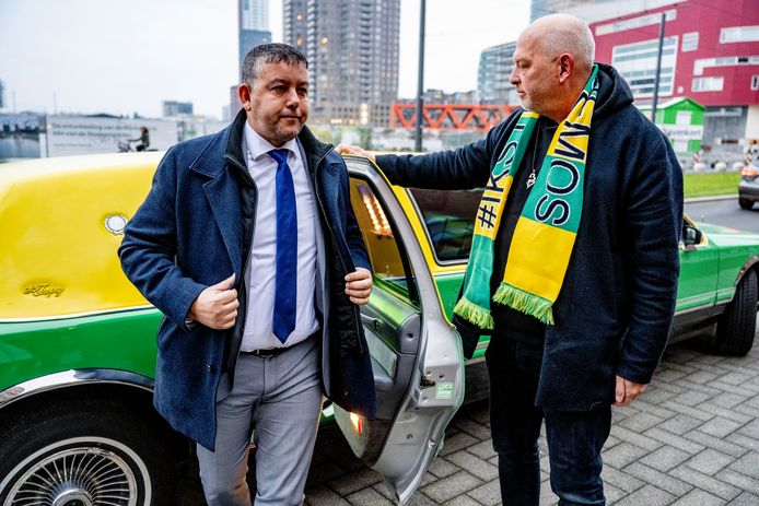 Rachid Guernaoui stapt uit de stretch limo waarmee hij en Richard de Mos aankomen bij de rechtbank in Rotterdam.