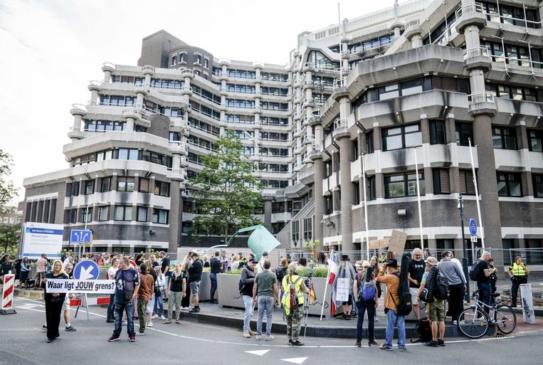 De demonstratie dinsdagochtend tegen het coronabeleid, op de stoep voor het net in gebruik genomen, tijdelijke gebouw van de Tweede Kamer in Den Haag.  Beeld Bart Maat