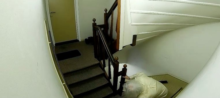 Jean-Pierre Van Rossem klimt op handen en voeten naar zijn appartement. De programmamakers brengen dat ruime een halve minuut in beeld. Beeld vier