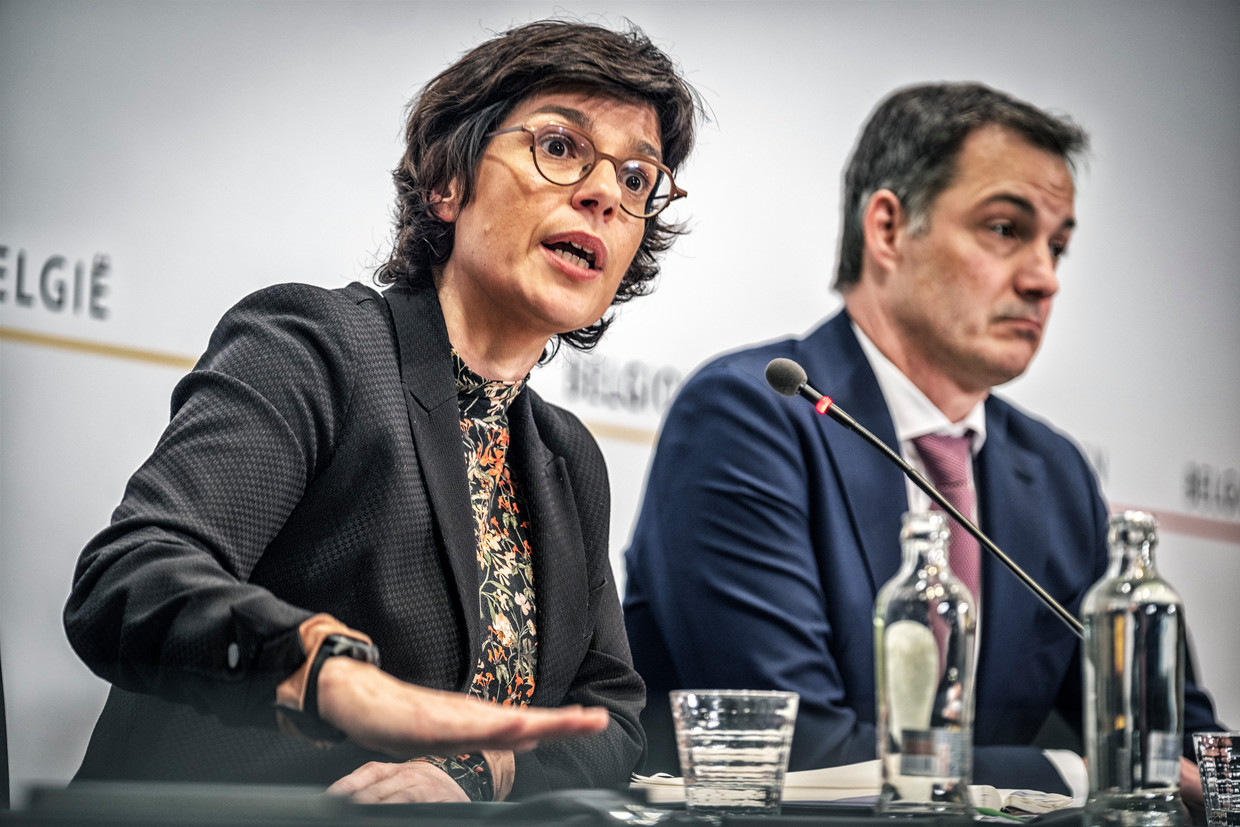Energieminister Tinne Van der Straeten (Groen) en premier Alexander De Croo (Open Vld).  Beeld Tim Dirven