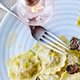 Ravioli gevuld met champignons, geitenkaas en walnoten met truffel-citroenboter
