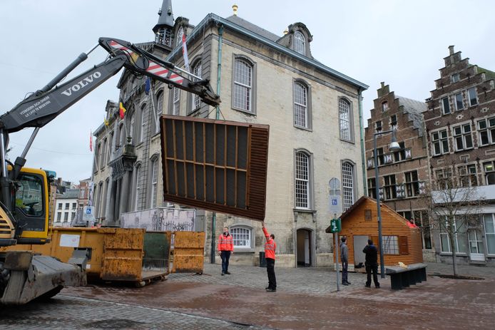 Lier komt stilaan in de kerstsfeer. Hier een beeld van de opbouw van het kersthuisje op de Grote Markt.