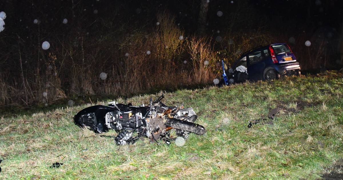 Motorrijder overleden bij frontale botsing in Biddinghuizen.