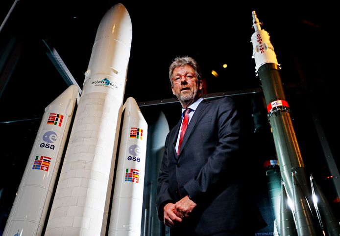 Paul Verhoef is bij ESA directeur van het Galileo satellietprogramma. Hier poseert hij in Noordwijk bij schaalmodellen van de Ariane 5 (links) en de Soyuz (rechts), die satellieten voor Galileo omhoog brengen.