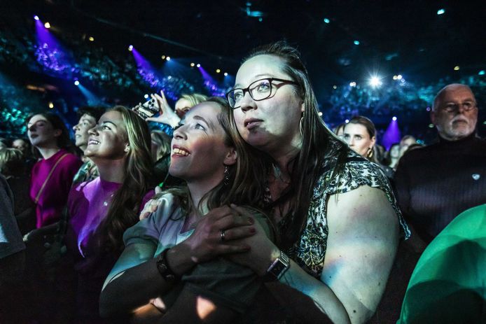 Fans tijdens het laatste afscheidsconcert van Nick & Simon in Rotterdam Ahoy.