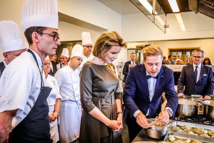 Kok Seppe Nobels legt de koningin uit wat er op het menu staat. Onder meer Nieuwpoortse garnalen.