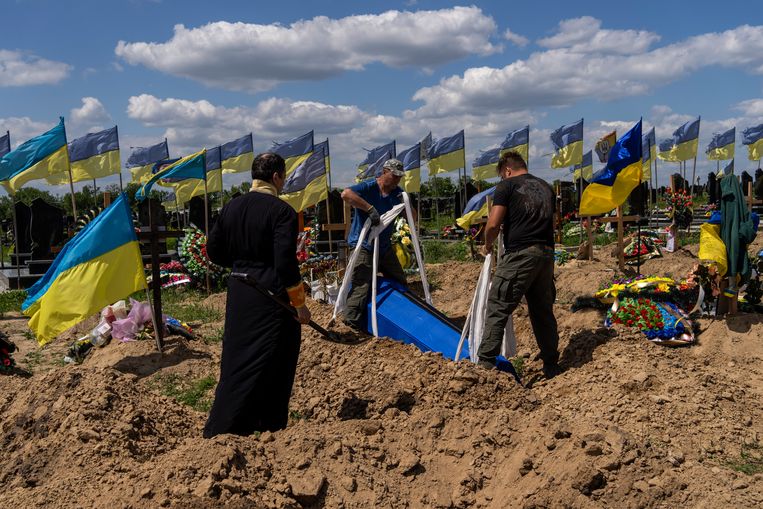 Een begrafenis in de oost-Oekraïense stad Charkiv.  Beeld AP