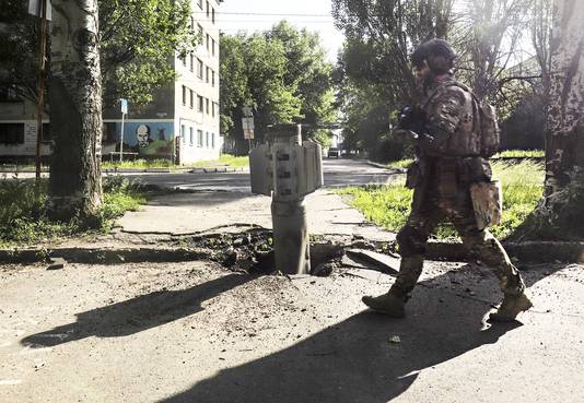 Een Oekraïense soldaat wandelt voorbij een stuk van een raket in Severodonetsk. 