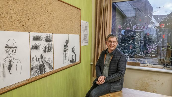 Schepen Bart Vanacker in het gebouw waar de tekenacademie onderdak vond.