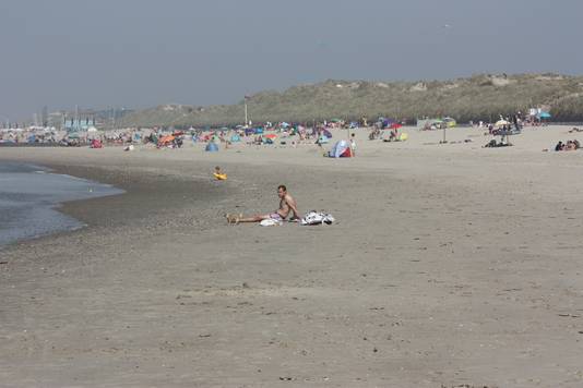 Het was niet overal druk aan de kust. Op de grens tussen Bredene en Oostende was er bijvoorbeeld ruim plaats tussen de badgasten